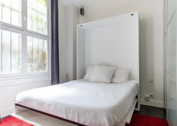 Sur Les Quais De Seine * Paris