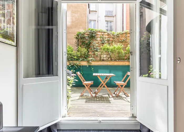 Sur Les Quais De Seine